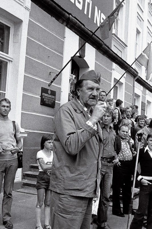 Suures Isamaasõjas saavutatud võidu 35. aastapäevale pühendatud omavalmistatud autode tähesõidu juht, ajakirja "Tehnika Molodjoži" peatoimetaja Vassili Zahhartšenko vahepeatusel Tartus.