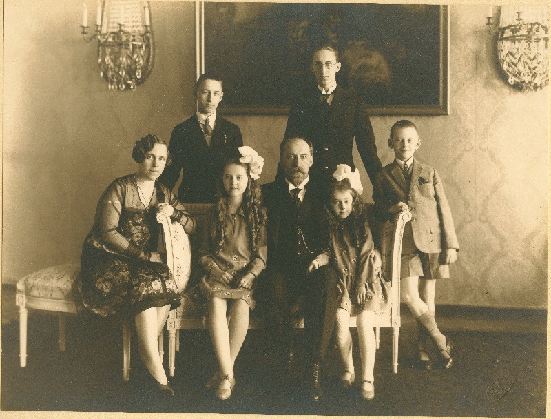 Tõnissonide perekonnafoto.