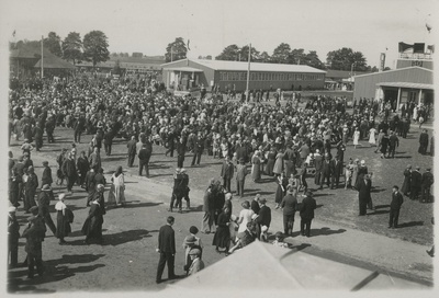 Rahvas Tartu Eesti Põllumeeste Seltsi 50. aasta juubelinäitusel  similar photo