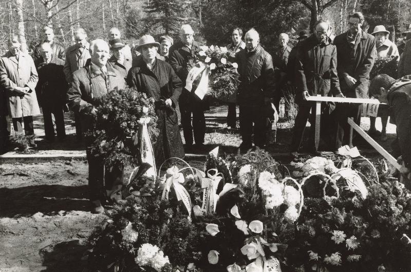 Tartu Riikliku Ülikooli füüsilise geograafia kateedri kauaaegse juhataja professor Endel Varepi matusel Elva kalmistul on haua juures järelehüüet ütlemas Geograafia Seltsi tegevliikmed, kirjastuse Valgus entsüklopeediatoimetuse toimetajad Asmu Saar ja Astrid Värtina.