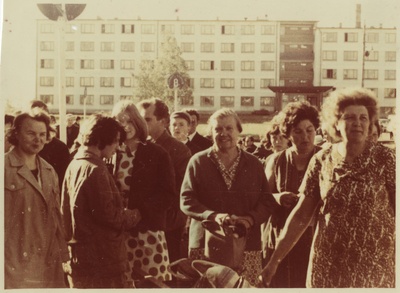 ENSV Riikliku Ajaloo Keskarhiivi töötajate ekskursioon Ruhnu. Enne ärasõitu, tagaplaanil hotell "Tartu"  duplicate photo