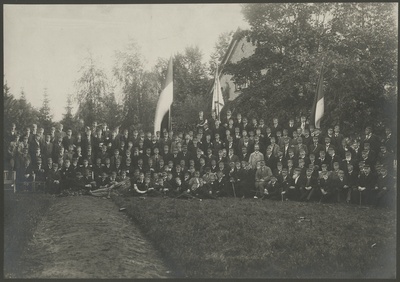 Korporatsioon Livonia 100. aastapäeva tähistamine, osalejad grupifotol konvendi tagahoovis  duplicate photo