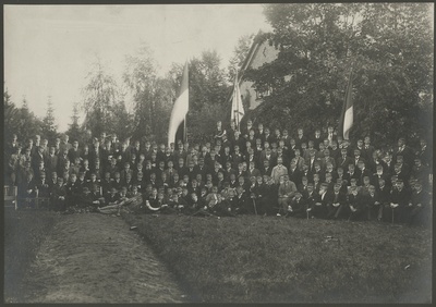 Korporatsioon Livonia 100. aastapäeva tähistamine, osalejad grupifotol konvendi tagahoovis  similar photo