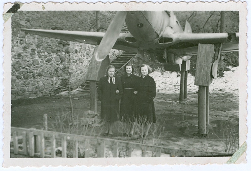 Foto. Lennuk lossiväravas. 1950nd. Mustvalge.