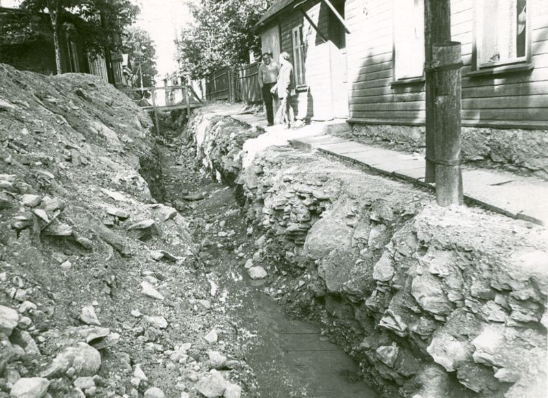 Foto. Haapsalu keskaegse linnamüüri maa-alune osa. Vaade Viieristi sihis, müür kraavi paremas kaldas. 1965. Fotogr. R. Kalk.