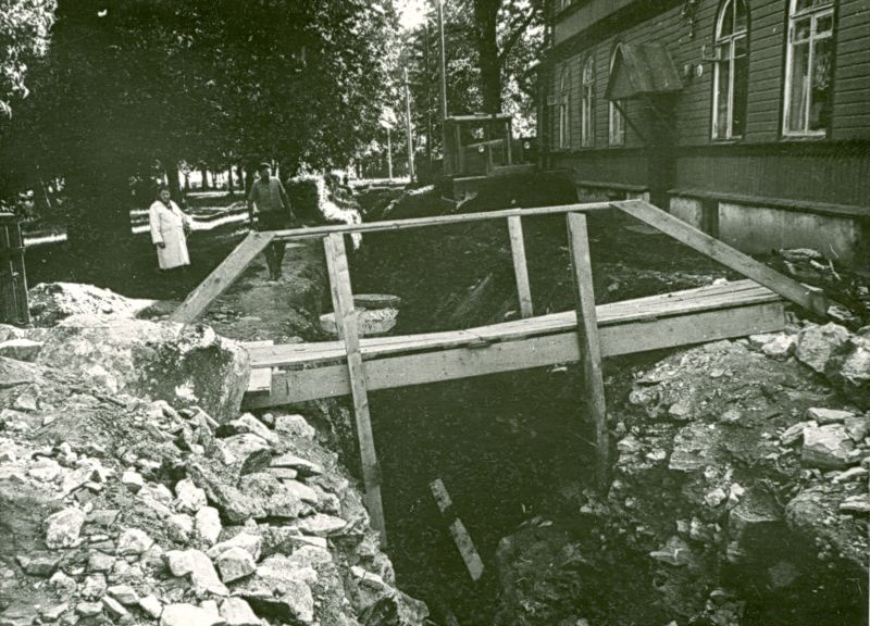 Foto. Haapsalu keskaegse linnamüüri maa-alune osa. Vaade Linda ja Wiedemanni tänava ristumiskohast. 1965. Fotogr. R. Kalk.