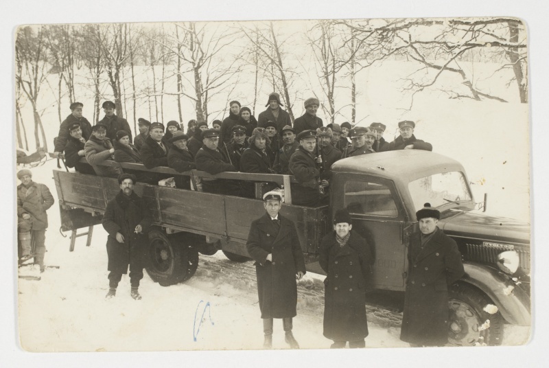 Rõuge kaitseliitlased sõidavad veoautoga Võrru Johannes Saaremaa matustele