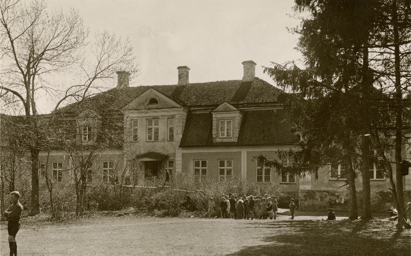 Kodasoo kool ja vallamaja endises Kodasoo mõisa härrastemajas.