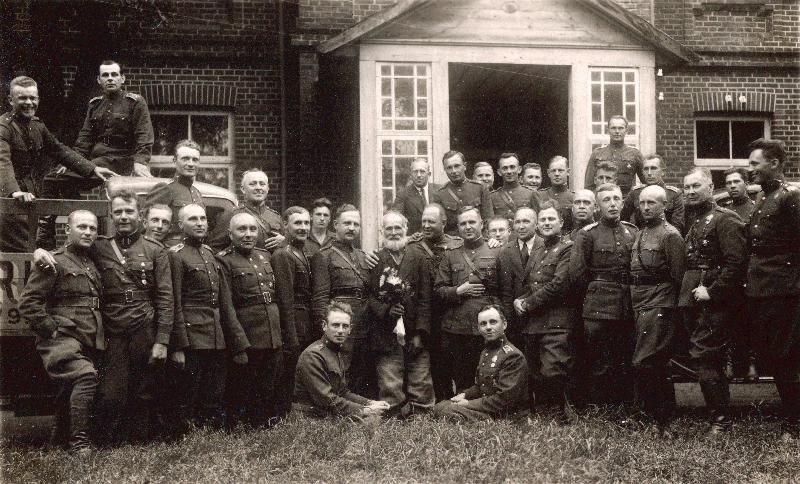 8.Üksik Jalaväepataljoni ohvitserid ja allohvitserid Rõuge vallamaja ees.