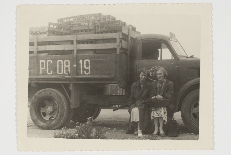 Naised Vaivara Tarbijate Kooperatiivi õppesõiduveoauto taustal