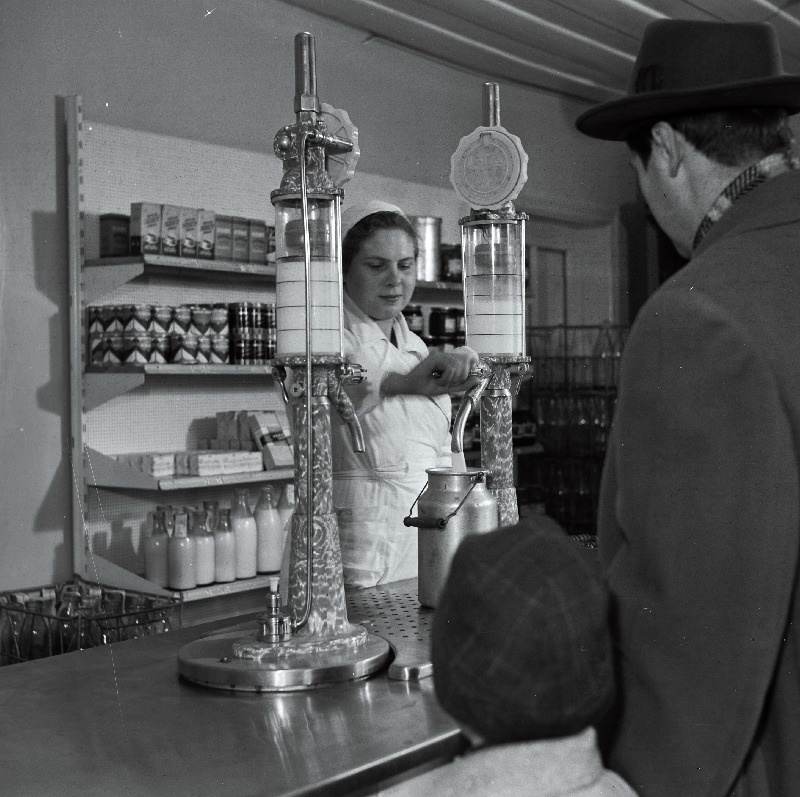 Piimadosaator Haapsalu Tarbijate Kooperatiivi kaupluses.