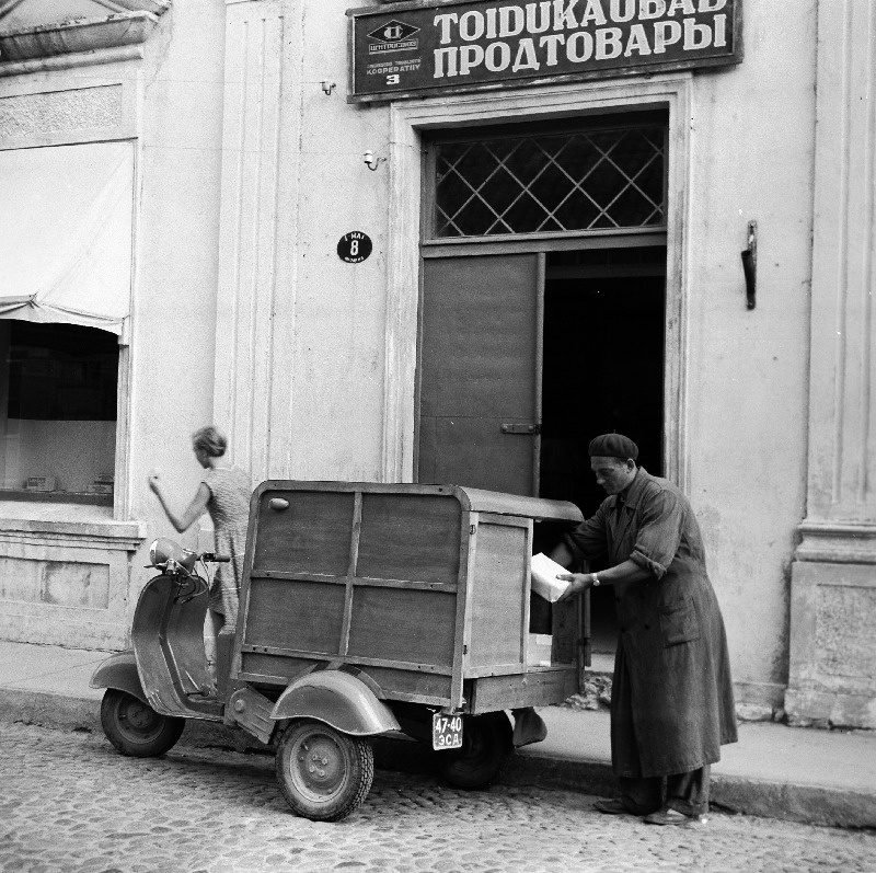Tellitud kauba kättetoimetamine ostjatele motorolleriga T-150 Kingissepa Tarbijate Kooperatiivi kauplusest.