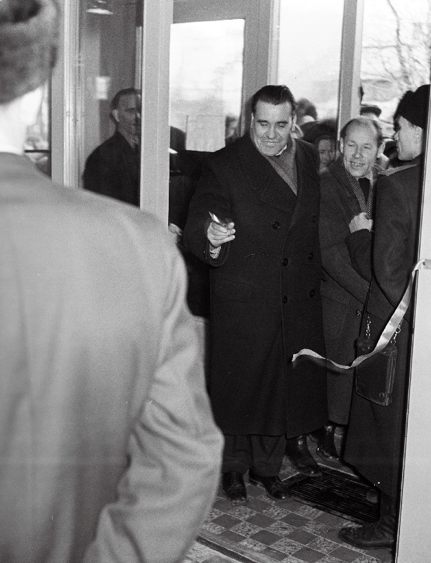 Kohtla-Järve Linna TSN Täitevkomitee aseesimees Laas Kohtla-Järve Rajooni Tarbijate Kooperatiivi Jõhvi kaubamaja avamisel linti läbi lõikamas.