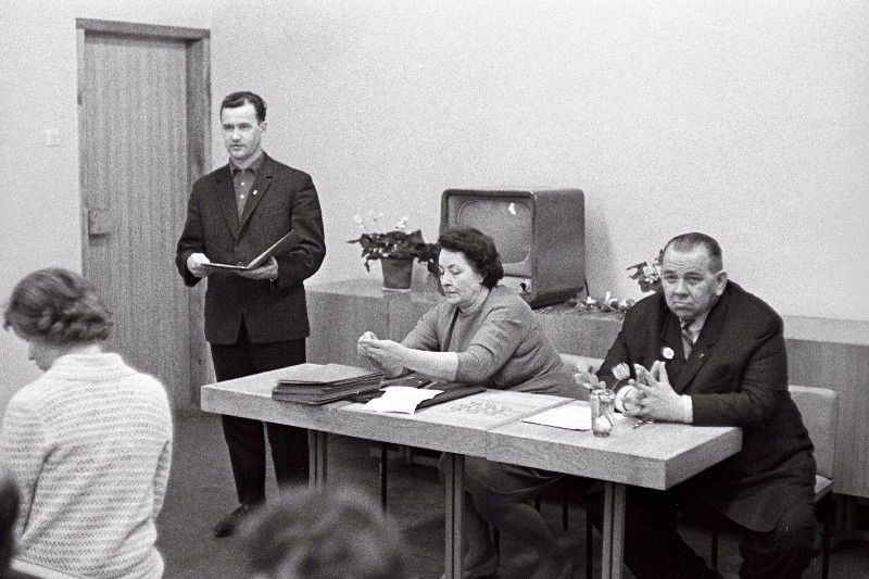 ETKVL-i Tööstuskontori klubi avamise Presiidium. Paremal - ETKVL-i Tööstuskontori direktor Leo Noormets ja vasakul - partei algorganisatsiooni sekretär E.Polm.