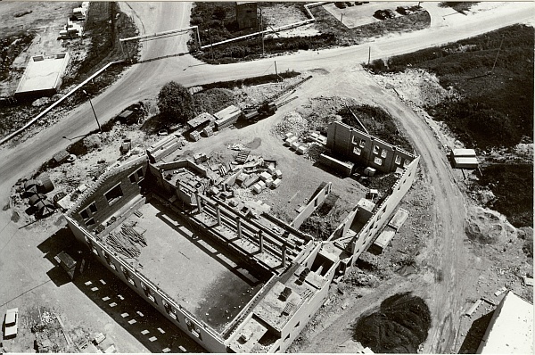 foto, vaade Paide katlamaja korstna otsast Ühisgümnaasiumi ehitusele 1990.a.