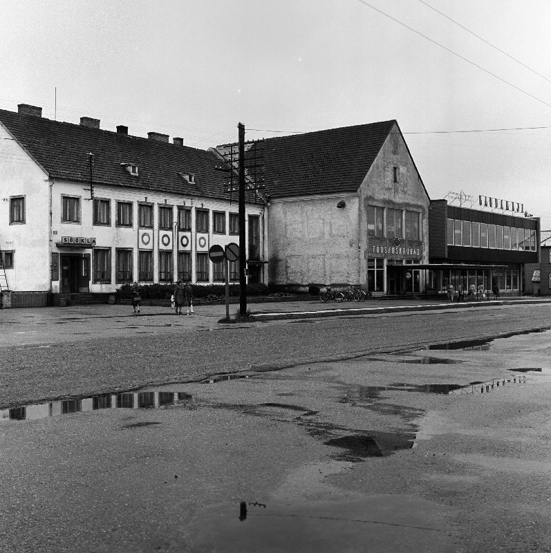 Kilingi-Nõmme Tarbijate Kooperatiivi keskus ja kaubamaja.