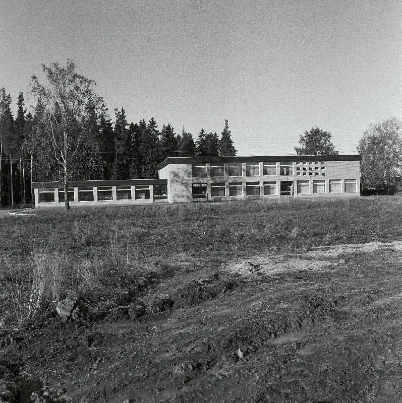 Tõrva Tarbijate Kooperatiivi kauplus-restorani "Tõrvik" välisvaade.