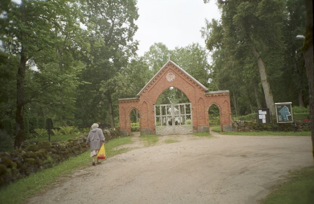 Suure-Jaani kalmistu väravad