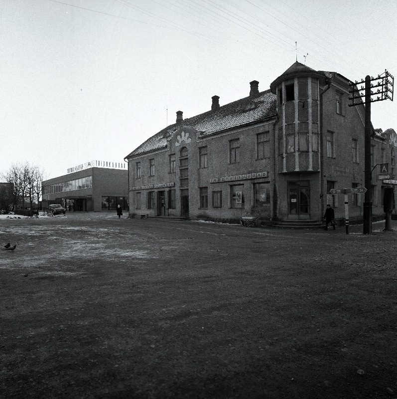 ETKVL-i Karksi-Nuia kaupluse välisvaade. Vasakul ETKVL-i kauplus-restoran.