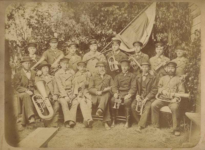 foto, Suure-Jaani mängukoor 11.06.1884 Suure-Jaani kiriku juures