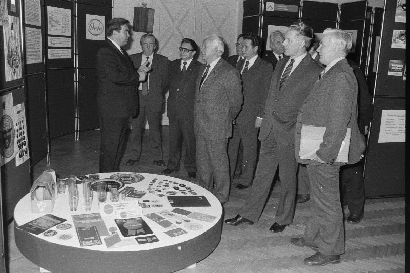 Eesti NSV tarbijate kooperatsiooni IX kongressist osavõtjad tutvuvad näitusega "ETKVL- i juhatuse esimehe asetäitja J. Kõrv, Eesti NSV Ministrite Nõukogu esimees B. Saul, NLKP Keskkomitee vastutav sekeretär K. Vaino, Eesti NSV Ministrite Nõukogu esimehe asetäitja A. Tregubov ja ETKVL- i juhatuse esimees Andres Aruvald.