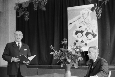 ETKVL- i Kaubandusliku Reklaami Valitsuse peakunstnikku Leo Rosinat tema 50. juubelil õnnitleb sama asutuse juhataja Vladimir Karu.  similar photo