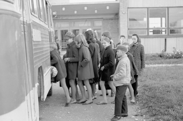 Hiiumaa. Koolilapsed bussi trügimas.