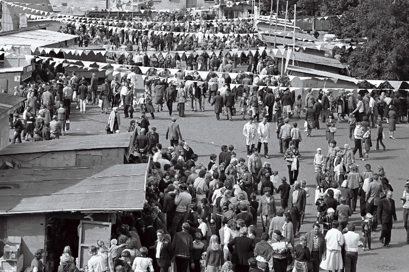 Viljandi Tarbijate Kooperatiivi laat kaubamaja õuel.