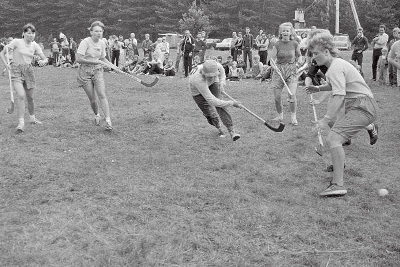 ETKVL-i Tootmiskoondise "Kooperaator" suvepäevadel Uulus mängivad naised maahokit.