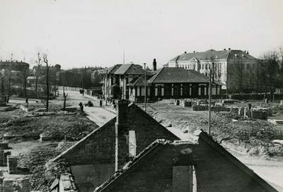 Vaade osaliselt lammutatud varemetele Kastani, J. Kuperjanovi ja Viljandi tänava nurgal.  duplicate photo