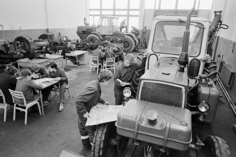 Kose Kutsekeskkooli nr. 40 õpilased tutvuvad traktori ehitusega.