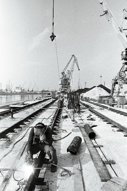 "Baltmorgidrostroi" 423. ehitusvalitsuse töölised paigaldavad raudteed ehitataval 15. kail Tallinna Merekaubasadama Loode laadimisrajoonis.