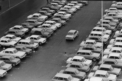 Autode parkla Võidu väljakul.  similar photo