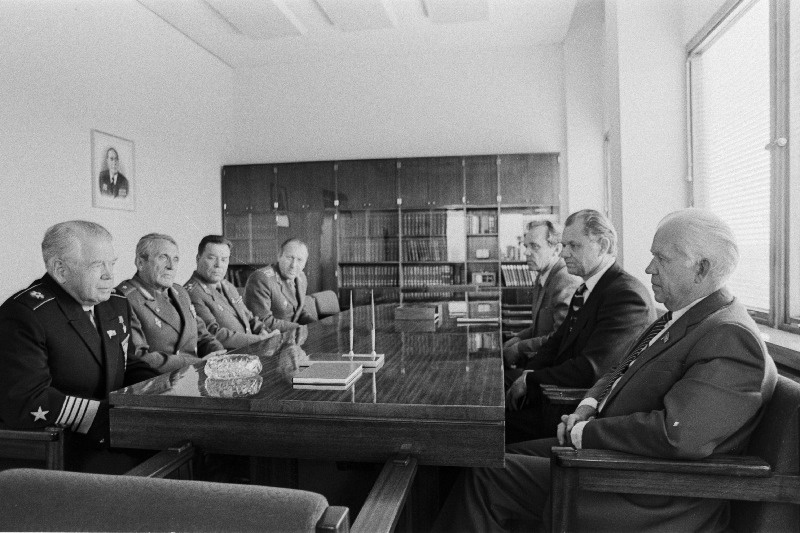 NSVL ALMAVÜ Keskkomitee esimees, Nõukogude Liidu kangelane, laevastikuadmiral G.Jegorov (vasakul) vastuvõtul EKP Keskkomitee esimese sekretäri K.Vaino (paremalt) juures.