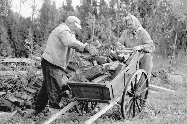 Hiiumaa. Vanem mees ja naine.