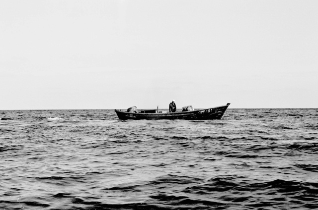 Hiiumaa. Kalamehed paadiga merel.