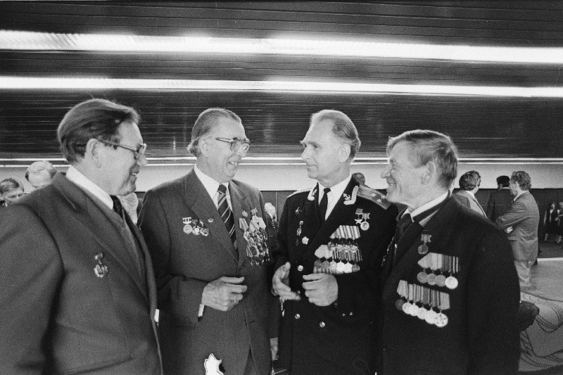 Eesti NSV fašistlikest okupantidest vabastamise 40. aastapäeva piduliku koosoleku vahejal vestlevad (vasakult): E. Jõgisman, E. Mikker, Nõukogude Liidu kangelane M. Suhhanov ja G. Grigorjev.