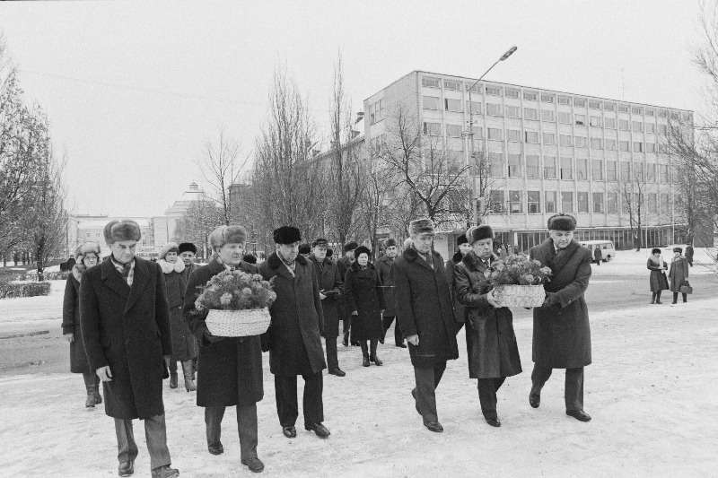 Läti NSV ja Eesti NSV vahelise sotsialistliku võistluse lepingule allakirjutamisest osavõtjad V. I. Lenini mälestussambale lilli toomas. Esireas vasakult 2. LKP Keskkomitee esimene sekretär A. Voss, 4. Eesti NSV Ministrite Nõukogu esimees B. Saul, 5. EKP Keskkomitee esimene sekretär K. Vaino, 6. Eesti NSV Ülemnõukogu Presiidiumi esimees A. Rüütel.