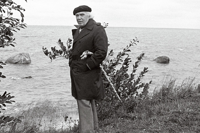 NSV Liidu rahvakunstnik, sotsialistliku töö kangelane, Lenini preemia laureaat, professor Gustav Ernesaks jalutuskäigul.