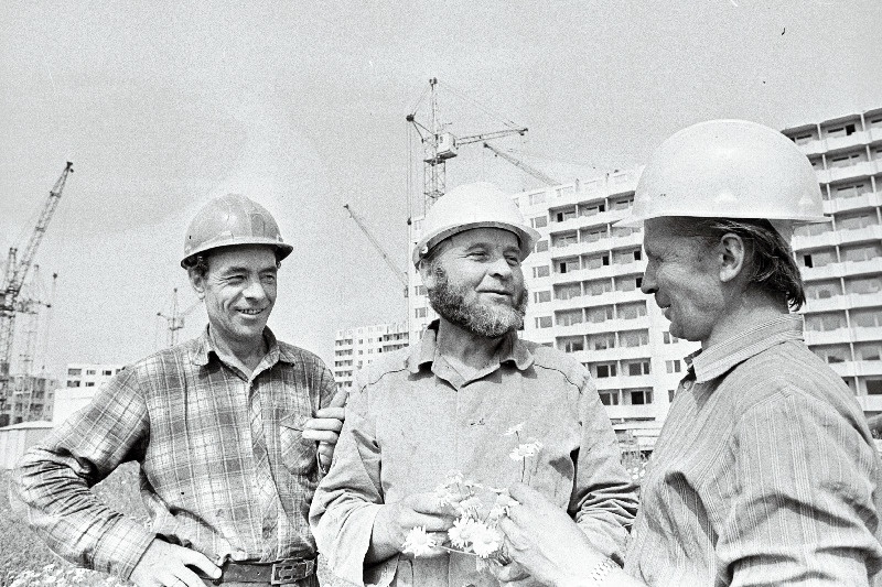 Tallinna Elamuehituskombinaadi Tasu Jürmanni (vasakult) brigaadi liikmed: Endel Vainomäe, Vladimir Dubnjak.
