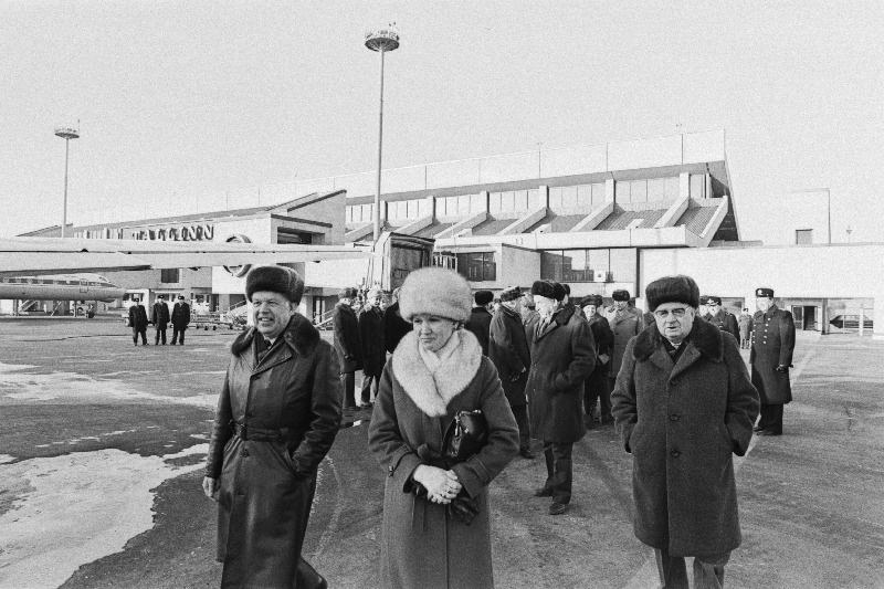 EKP Keskkomitee esimene sekretär Karl Vaino (vasakul) Tallinna lennuväljal enne äralendu Riiga sotsialistliku võistluse lepingu sõlmimisele Läti NSV-ga