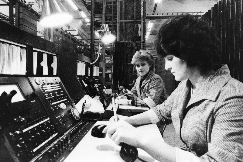 Mustamäe Telefonisõlme töötajad Žanna Marinovskaja (paremal) ja Žanna Mihhailova võtavad Mustamäe elanikelt vastu tellimusi kaugekõnedeks.