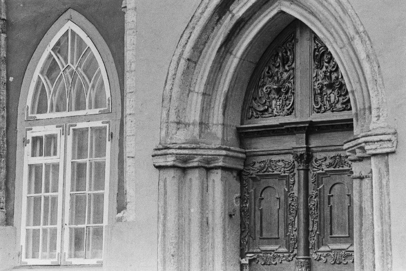 Vaade ühele hoonetest "Kolm õde" Pikal tänaval.