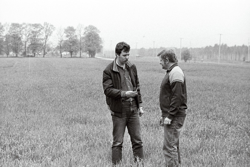Tartu Agrotööstuskoondise agronoom Margus Mandel ja Sootaga sovhoosi peaagronoom Heino Sepp (paremal) kontrollivad taliviljade oraseid.