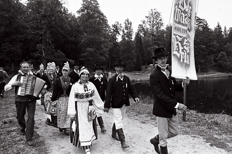 Lahemaa Rahvuspargi 15. aastapäevale pühendatud folkloorifestivalist Viru säru osavõtjate rongkäik.