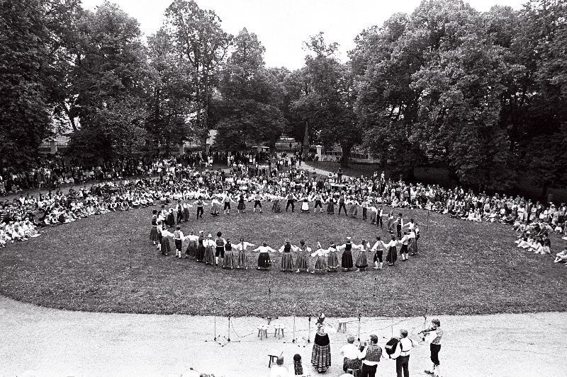 Lahemaa Rahvuspargi 15. aastapäevale pühendatud folklooripidu Viru säru Palmse mõisahoone ees.
