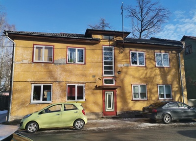 Karlova linnaosa: Salme t 2b (vaade fassaadile vastasmaja aiast). Tartu, 1990. rephoto