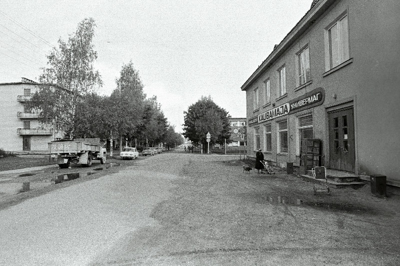 Kallaste kesklinn. Paremal kaubamaja.