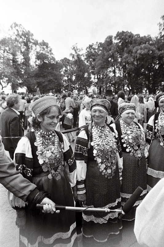 Setu leeloansambel “Hõpuhelmed” folkloorifestivalil “Viru säru”.