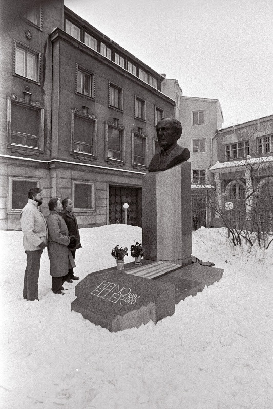 NSV Liidu rahvakunstniku, helilooja Heino Elleri mälestussamba avamine Võidu väljaku ääres tema 100. sünniaastapäeval.